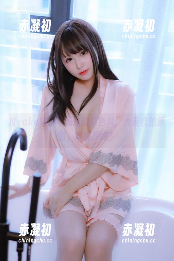 Nyako喵子与黑丝的撞色风，六连自拍原图，谁能拒绝？