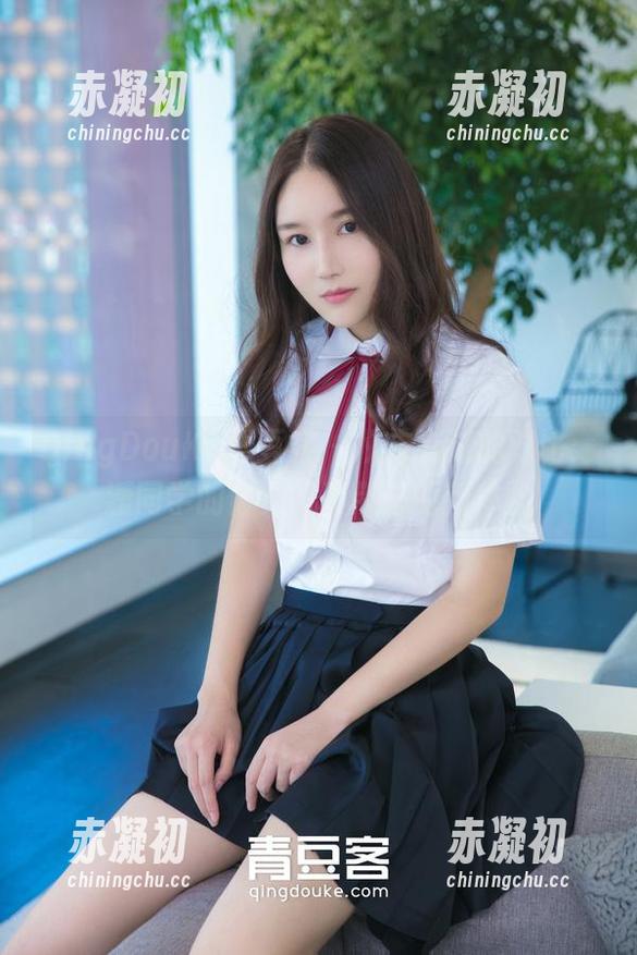 QingDouKe青豆客 - 从未有过的对比：潇同学的修女写真带来的新体验