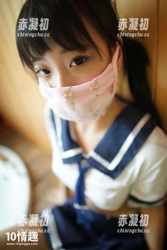 在ROSI私拍作品中，泳装与微风共舞
