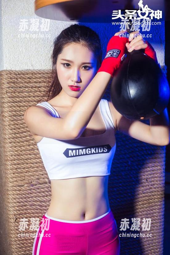 TouTiao头条女神 - 李梓熙这身水手服，全套写真让人不禁想问是谁在看海？