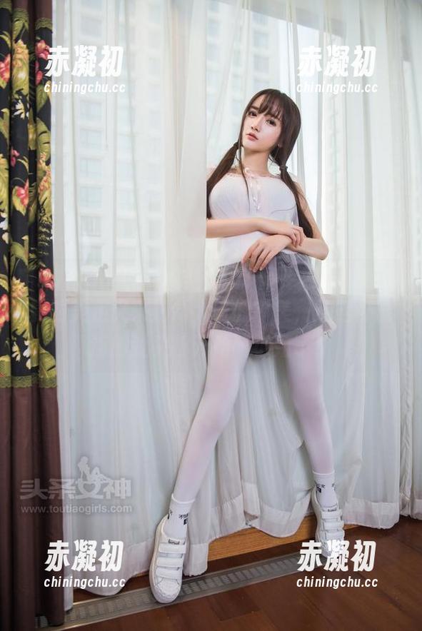 TouTiao头条女神 - 最新图库报告：陈怡曼的美足又来刷新大家的审美，这回可能连脚趾头都开始叫小姐了！