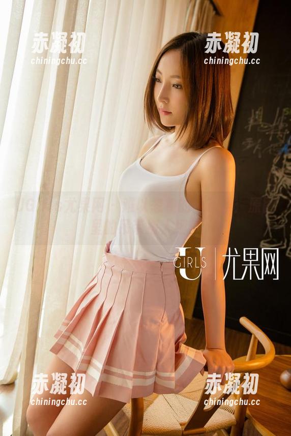 UGirls尤果网 - 难以忽视的黛蓓琪：原图里的吊带撩人细节
