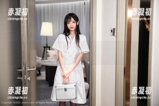 Xiuren秀人网 - 糯美子MINIbabe的新武器：绝美丝袜图包，谁说只穿一条就行？