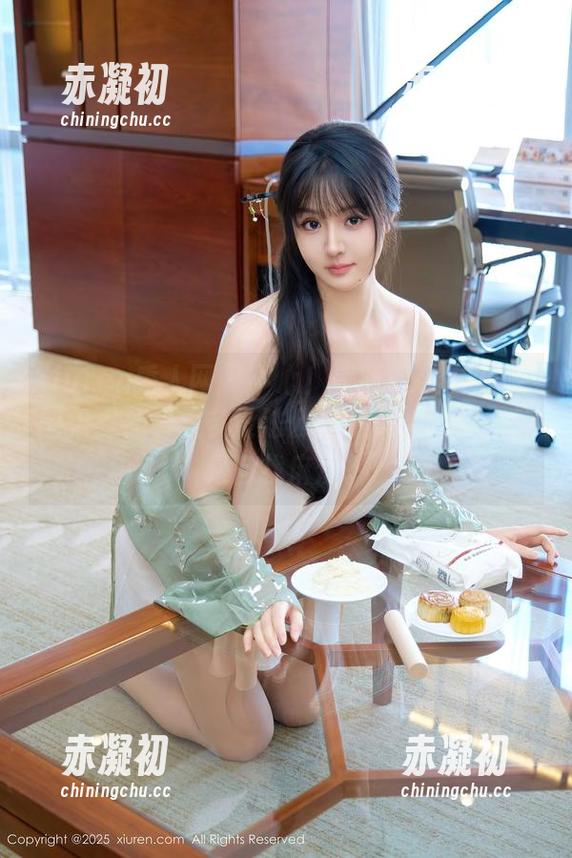 Xiuren秀人网 - 小心！美昕Yumi的圣诞图包里藏着太多没法公开的美，点开你就是自找麻烦。