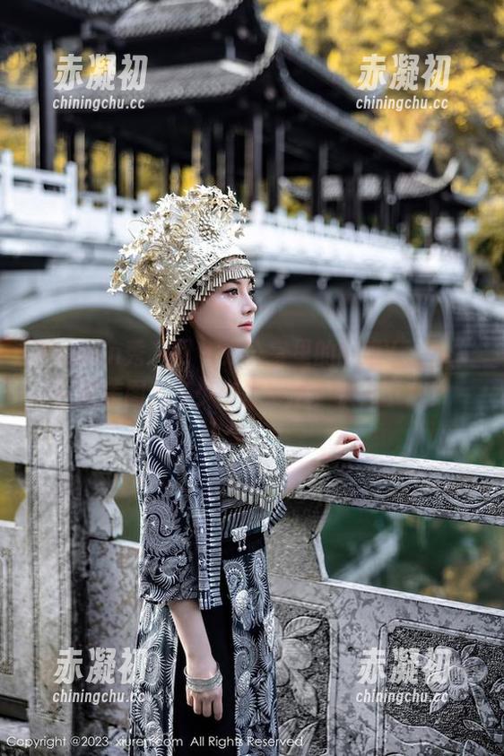 Xiuren秀人网 - 办公室里的雨瞳Yoyo：一张美图，多少奇思妙想？快去下载！