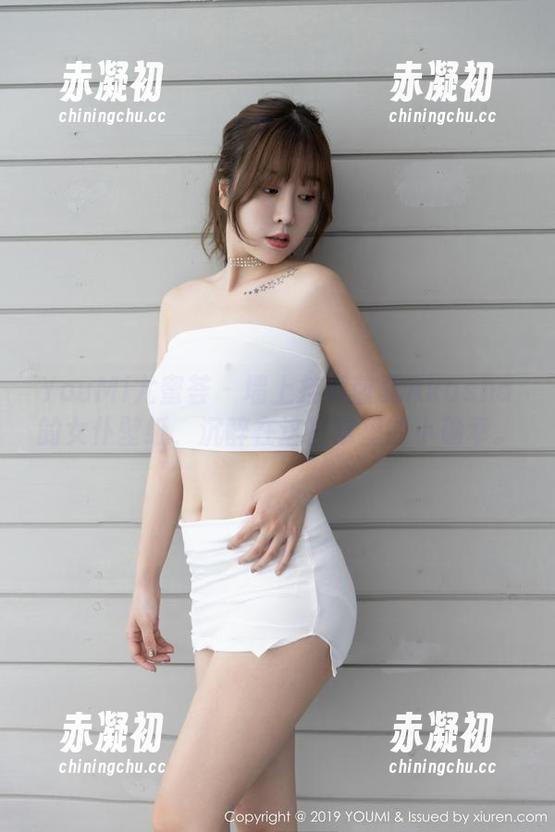 YouMi尤蜜荟 - 墙上挂着蓝夏Akasha的女仆壁纸，沉醉在这日常里的小确幸。