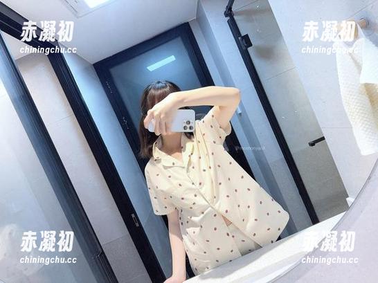 原图怎么回事，nagisa魔物喵的白丝护士包竟然不给我一点圣光，还是聪明的选择？
