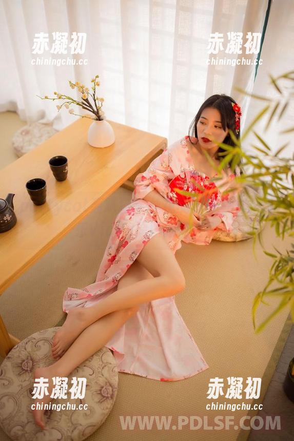 partycat轰趴猫 - 丝袜的真实模样：可乐Vicky原图独家直面