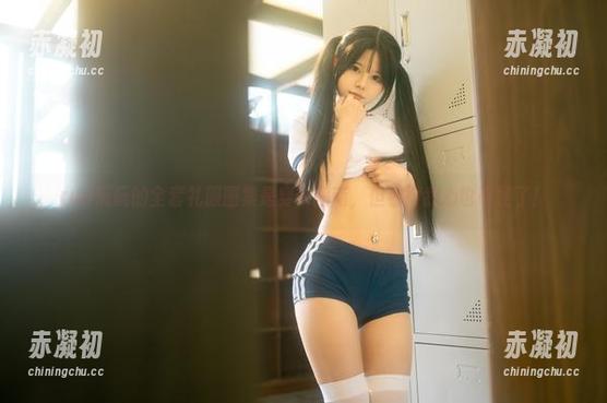 rua阮阮的全套礼服图集是穿衣指南，但看得我心也奇怪了！