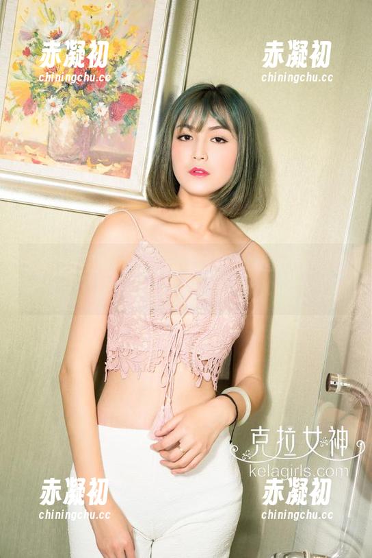 克拉女神 - 小芹在定制皮衣的图片里，妆容和气场都在较量？