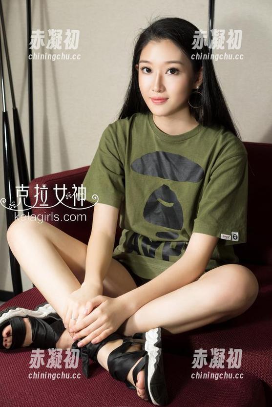 克拉女神 - 谁说秘书只能严肃？菲菲的原图让你见识到无圣光的一面！