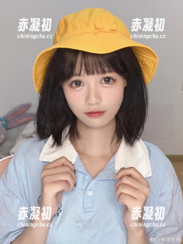 看千反田鹿子穿牛仔裤的这套写真，手都懒得动，光靠眼睛就够神仙了。