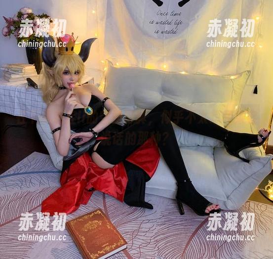 在下萝莉控ii的空姐写真，似乎不太想和乘客说话的那种？