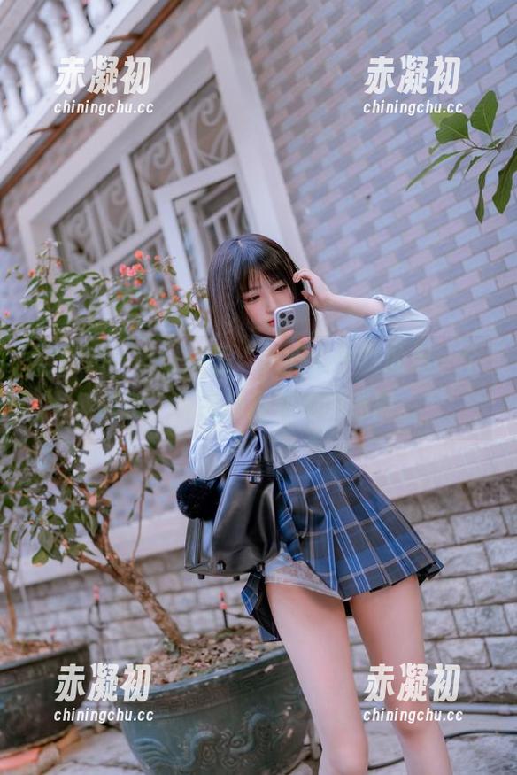 这眼镜，可以说是“失眠小宁”的另一个灵魂，高清捕捉到她的迷离。