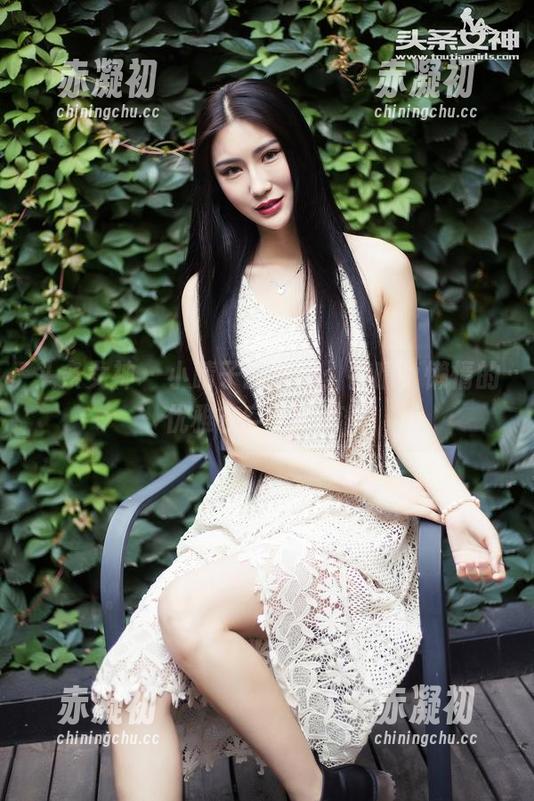 头条女神 - 小晴子的套图：钟晴，懒惰的优雅在空气中游荡