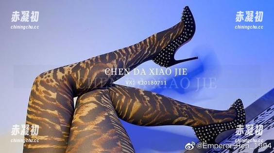 微密圈 - 宸大小姐瑜伽套图：这种自然的“不经意”真有意思。