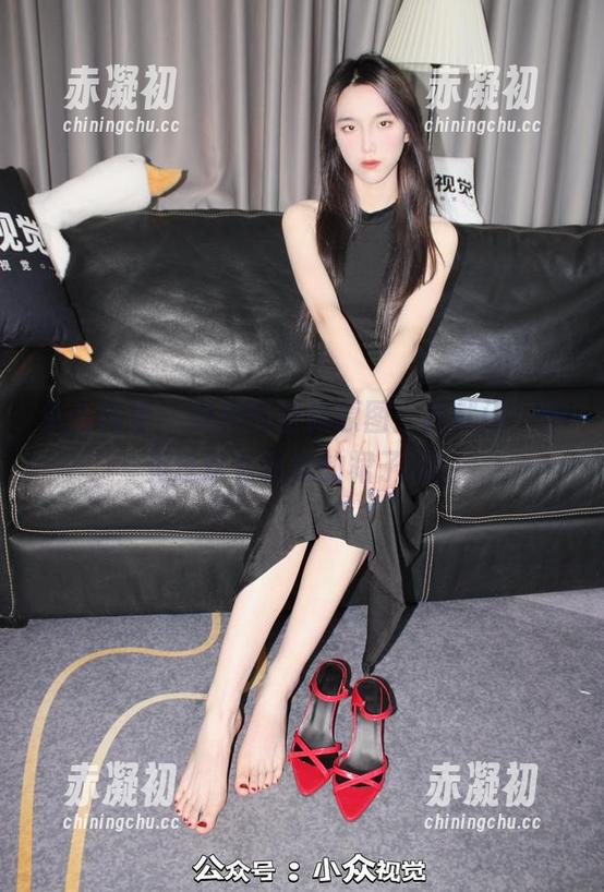 小众视觉-灵灵 小众视觉 - 灵灵的白裙原图:我就问,你见过这么飘逸的裙子吗?