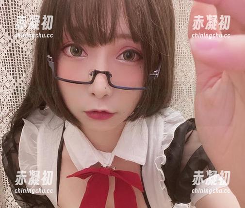 小泉学姐吖的比基尼造型，原图与cos间的轻微错位，真敢把“勇敢”演绎到极致。