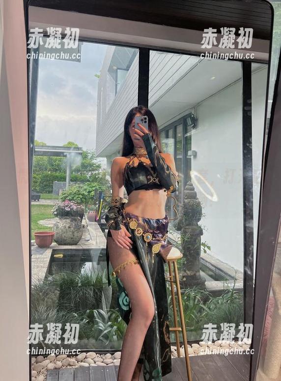 微密圈 - 小玉吃果冻的教室全套，打开后务必小心，下载小心用脑！