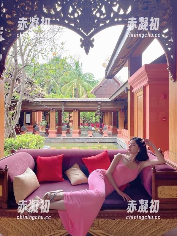 微密圈 - 突然发现，就是阿朱啊的作品里，小窗框住了一个世界，而大床则在敞开……不敢再想下去。