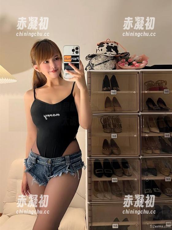 微密圈 - 图册里的张思允：艳尤可，粉色太诱人了吧！