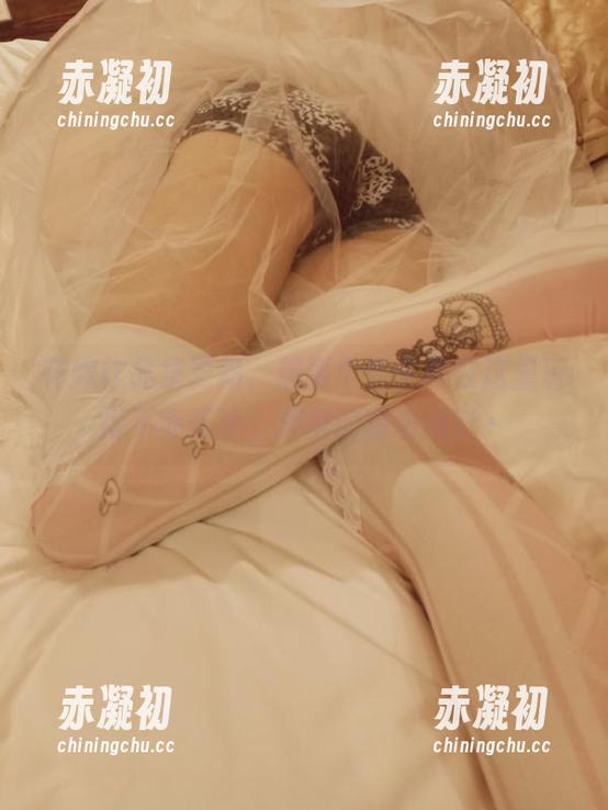 花嫁作品集更新，想要个公主抱在这里玩得不亦乐乎，满屏的粉色泡影～