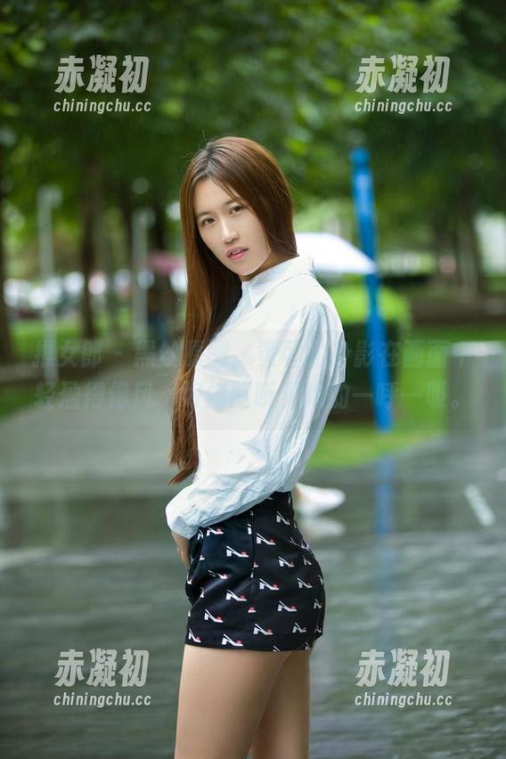 推女郎 - 黑丝原图，黄可的身影在画面中轻盈得像风，好像能听见她的一呼一吸。