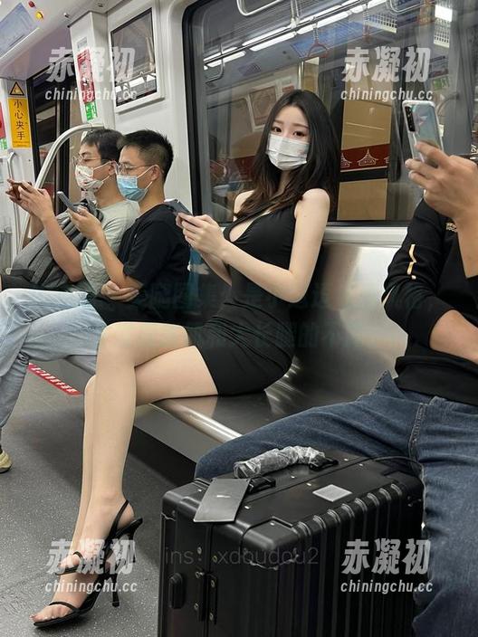 微密圈 - 美腿图集：是小逗逗私房风格，才发现腹肌和大长腿的不同。