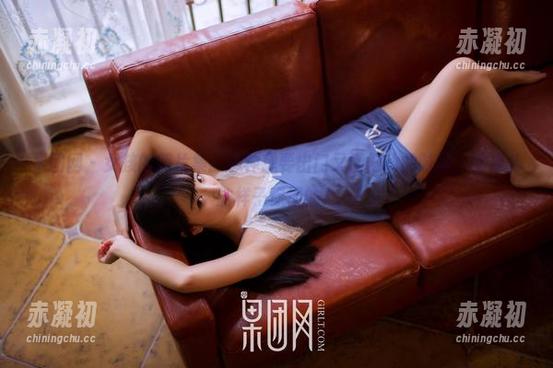 果团网 - 女孩的照片集：那种想要出门又懒得动的时刻，松果儿的样子你懂的！