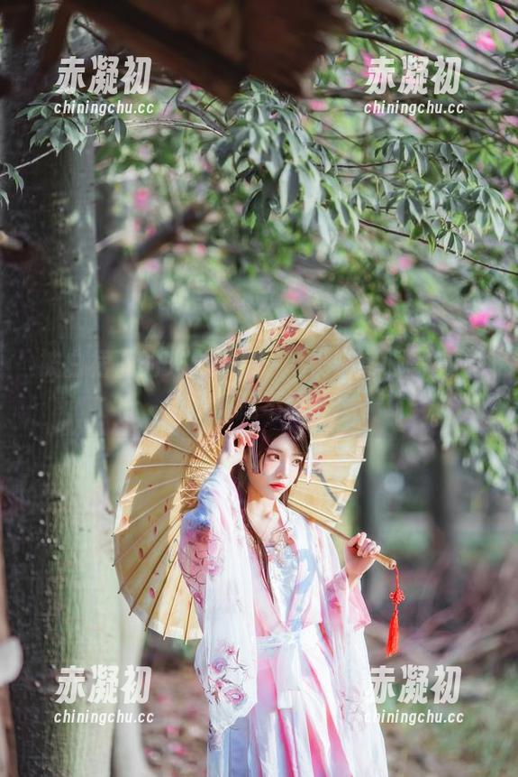 被白裙下的光影环绕，桜桃喵冬眠写真合集深藏不露！