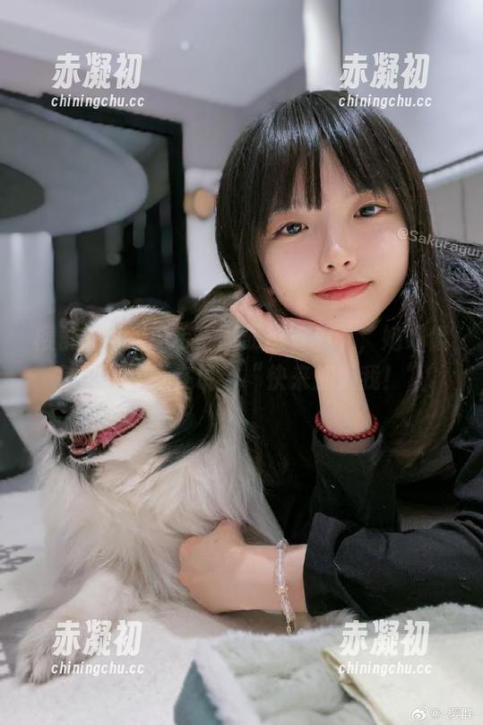 樱群的可爱cos，图册感受一下，她好像每个动作都在说：“快来加入我！”