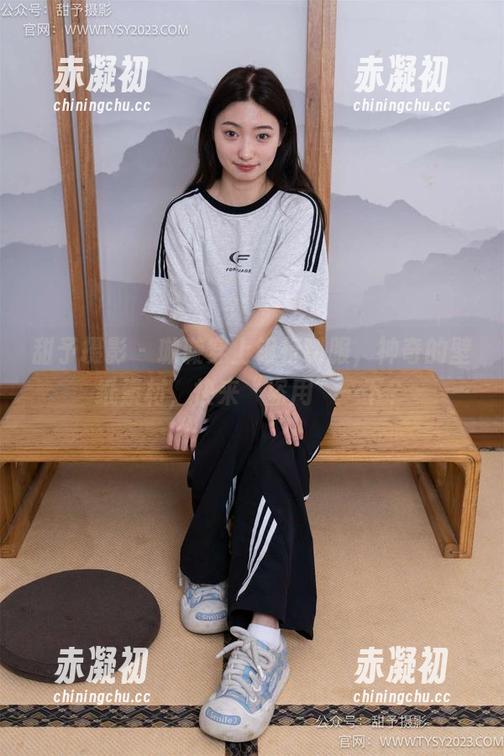 甜予摄影 - 璇璇穿上银行制服，神奇的壁纸素材，快来“盗用”一下？