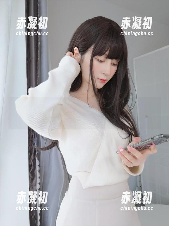 平静中藏札：白银81的小黑狼最新图片，一种很有意思的平衡感。
