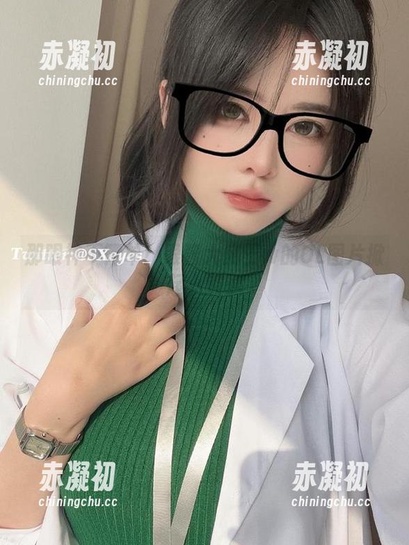 那眼神不简单！眼酱大魔王w的OL图片掀起小波澜