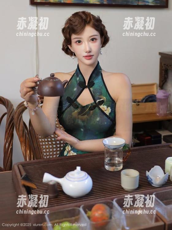 秀人网 - 恩一泳衣：这种图集让你一直想问“你几个泳池？”