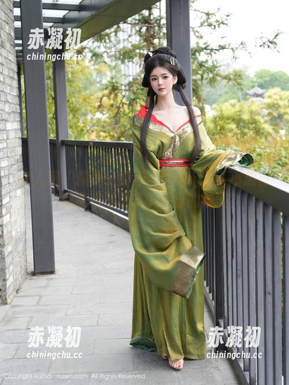 秀人网 - 糯美子的泳池诱惑：三亚小旅行，作品里藏着多少夏日的浪漫？