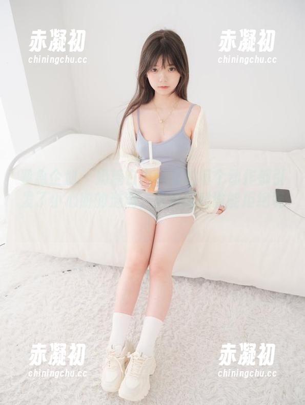 紧急企划 - 奶糖在白裙里的每个动作都引发了小心脏的涟漪，这种福利谁能拒绝呢！