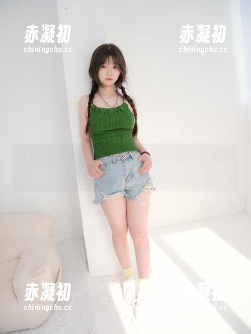 若说格子裙是夏日必备，搭配紧急企划的福利图片更是加分！