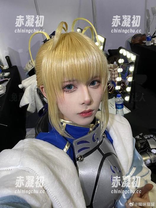 免费送福利！腥味猫罐穿的毛衣美得让人想挤进屏幕里。
