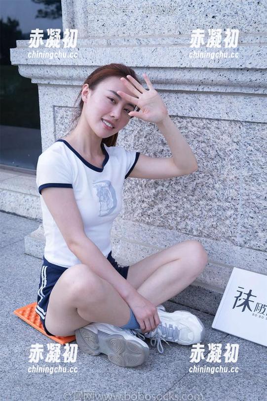 袜啵啵 - 小甜豆的图集又来了！这油亮灰丝（脚尖透明款）实在是让人走不动，下载收藏起来。