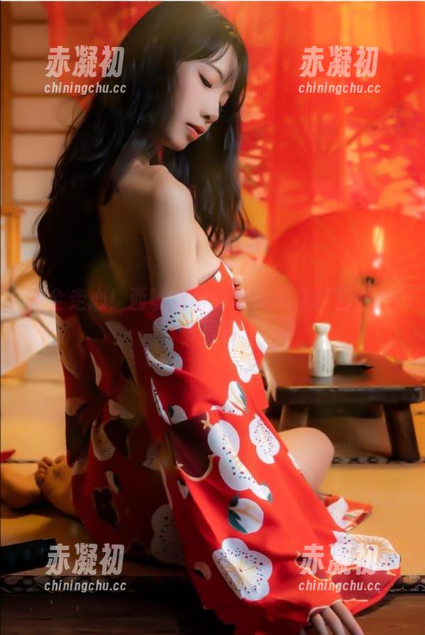 完全走心！西呱呀呀呀和她的黑丝百合cos写真