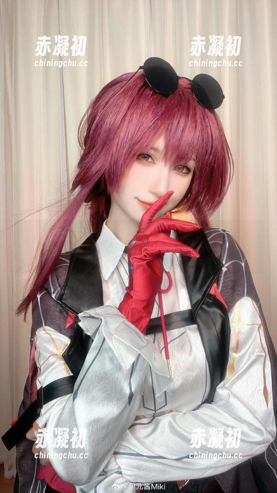 瑜伽写真集：贝儿酱Miki演绎“我根本不怕摔”的新境界。