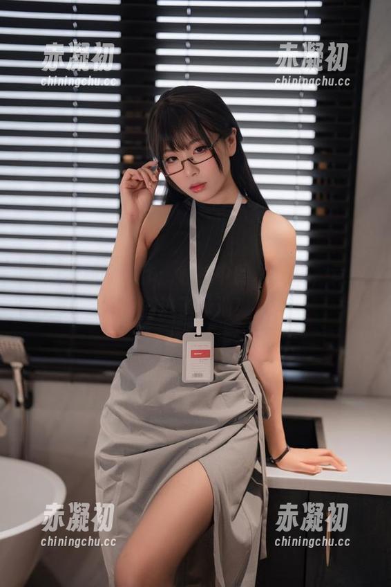 轩萧学姐的新作：私拍中的円香OL，竟然游进了泳池！
