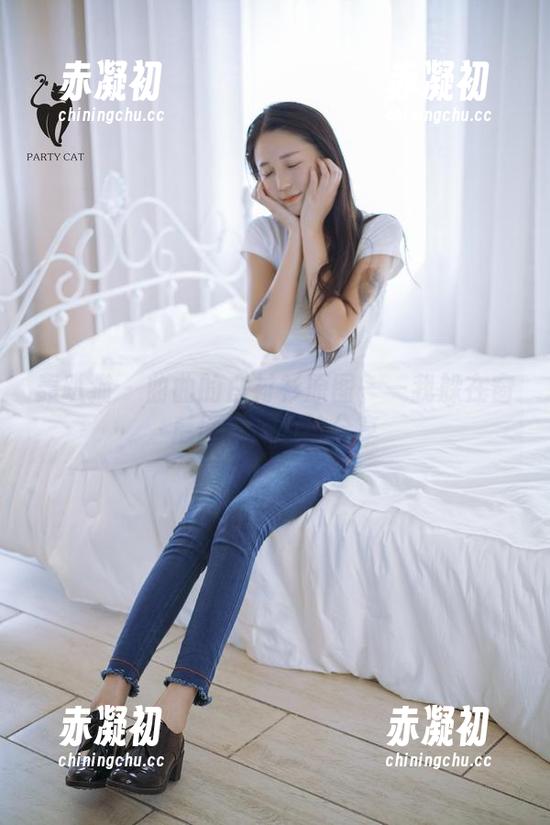 轰趴猫 - 曲曲的白衬衫原图——我躲在窗后偷偷欣赏的分享