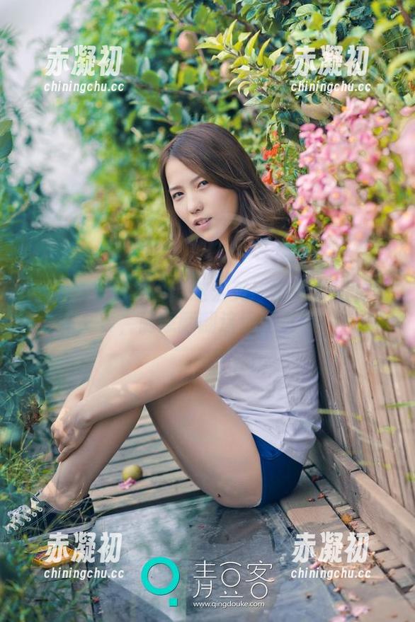 青豆客 - 居家也能这么美！娜依灵儿的写真，随意翻翻这组图片呗