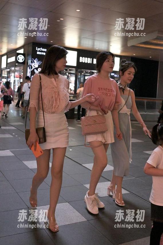 魔镜街拍 - 白色吊带连衣裙是怎样炼成的？婷婷的黑丝美图正等你下载哦！