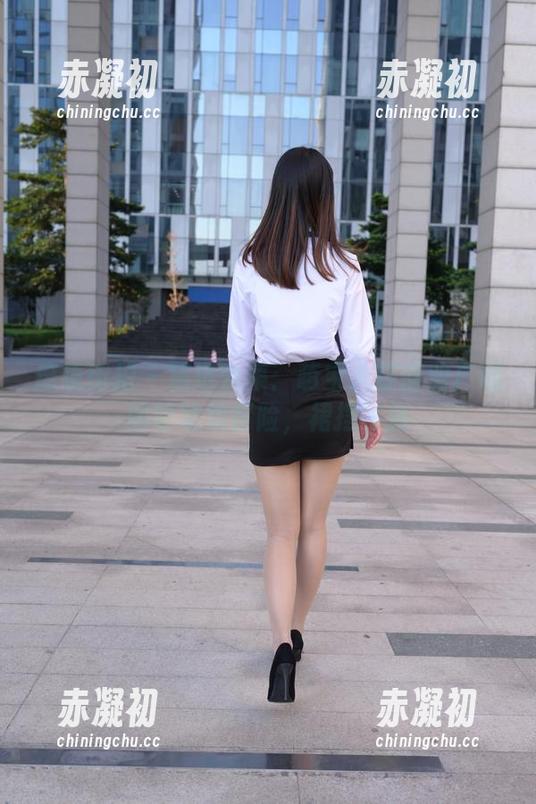 魔镜街拍 - 精选合集：萌宝儿在商业广场的哈哈镜冒险，裙摆飞扬