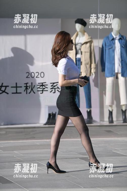 魔镜街拍新鲜出炉，快来瞧瞧这浅绿紧身长裙，是不是心中不禁咯噔一下？