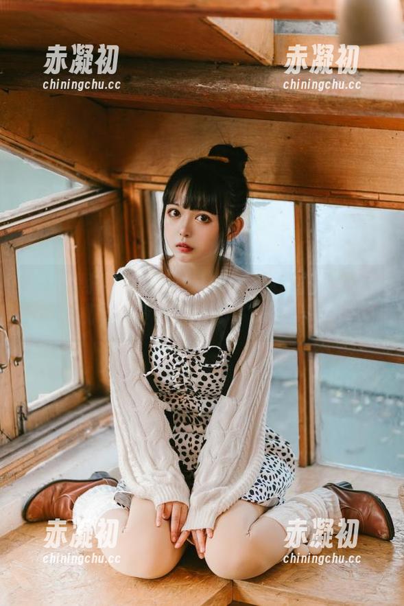 精选黑猫猫ovo秘书：有些画面就是那么机巧，令人停留多了一会儿。